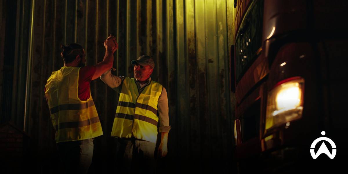 พนักงานขับรถบรรทุกแสดงท่ายินดีที่จัดการปัญหาขโมยน้ำมันได้