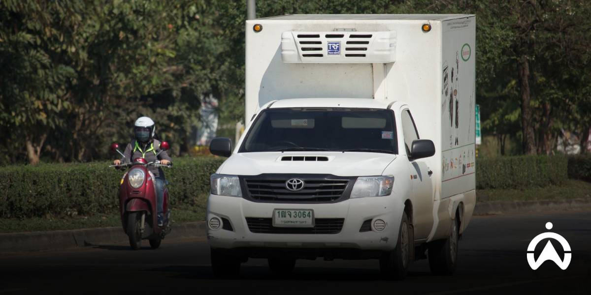 รถกระบะตู้ทึบ ขนส่งแช่เย็น วิ่งบนถนน