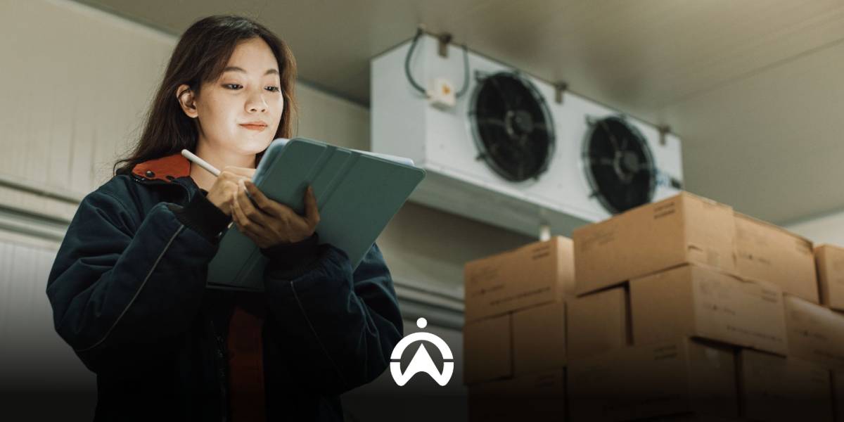 พนักงานกำลังตรวจสอบสินค้าในธุรกิจขนส่งแช่เย็น