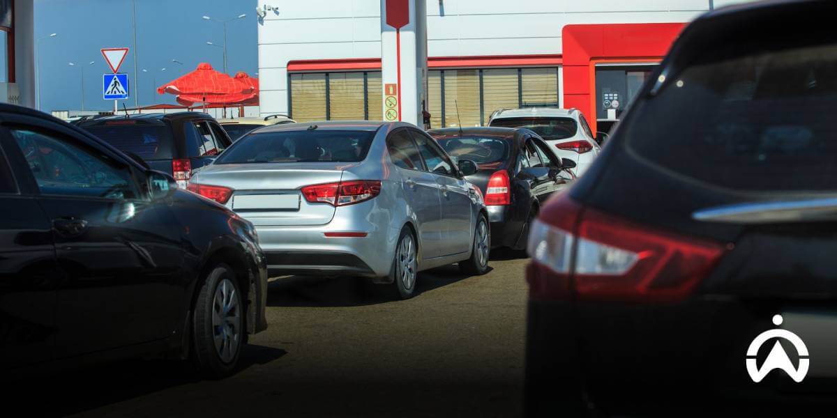 รถจำนวนมากจอดรอต่อคิวเติมน้ำมันในปั๊มน้ำมัน