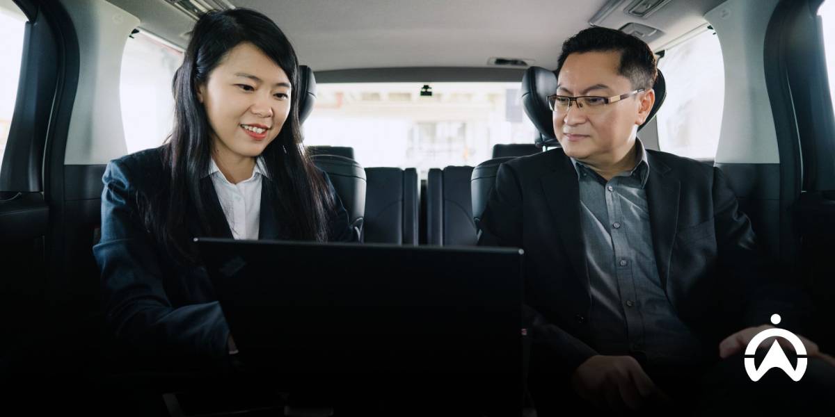 พนักงานเปิดหน้าระบบ Fleet Management ให้หัวหน้าดู