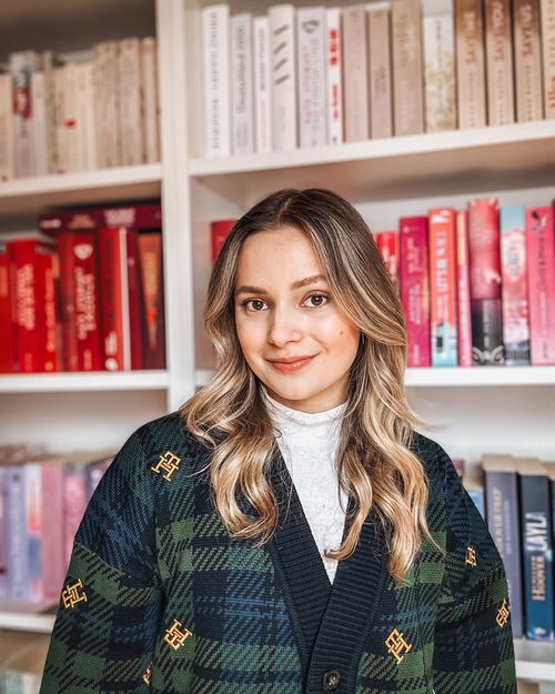 Evelyn Unterfrauner mit Handy in der Hand