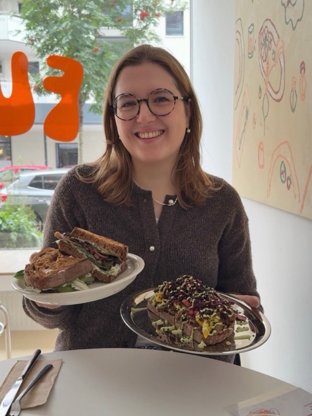 Evelyn Unterfrauner mit Handy in der Hand