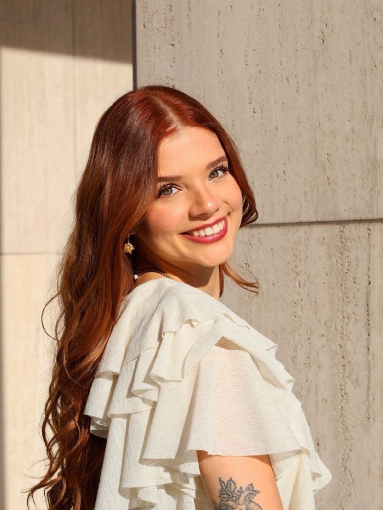 Evelyn Unterfrauner mit Handy in der Hand