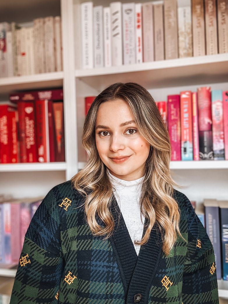 Evelyn Unterfrauner mit Handy in der Hand