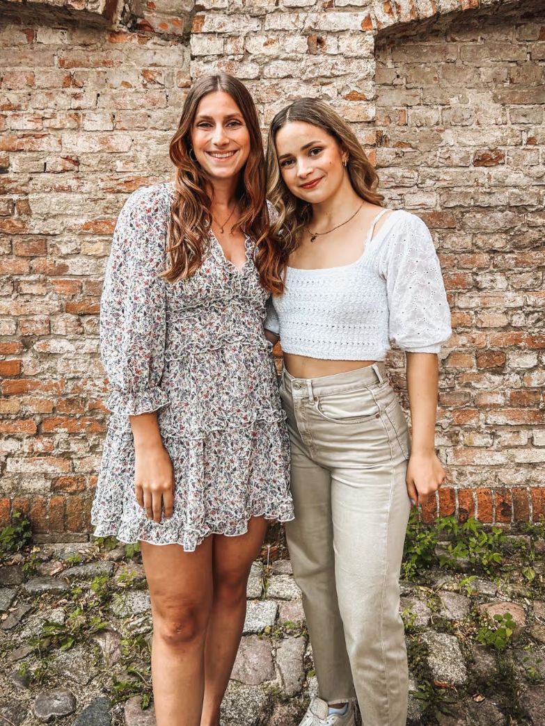 Evelyn Unterfrauner mit Handy in der Hand