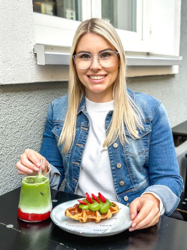 Evelyn Unterfrauner mit Handy in der Hand