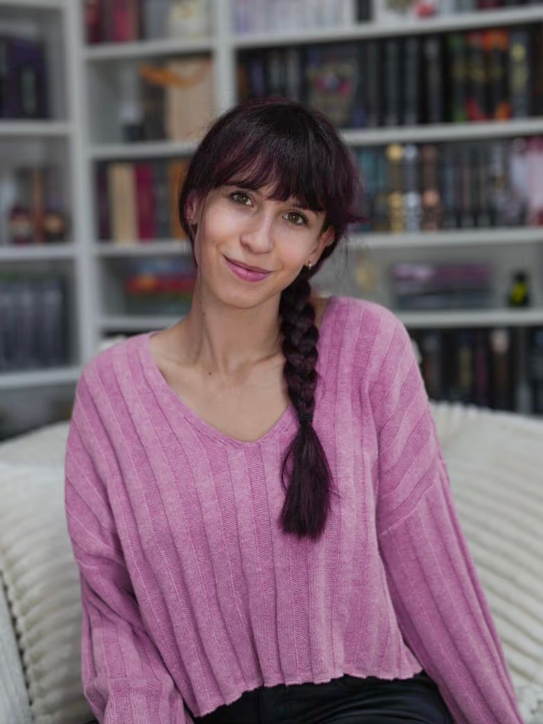 Evelyn Unterfrauner mit Handy in der Hand