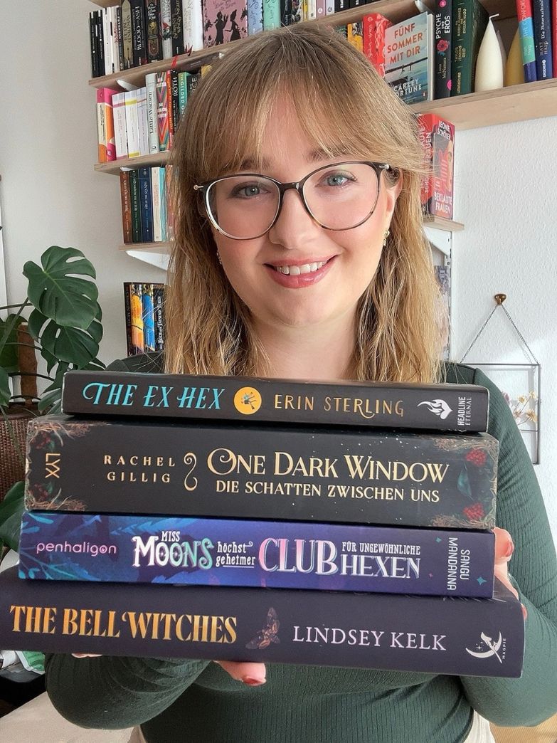 Evelyn Unterfrauner mit Handy in der Hand