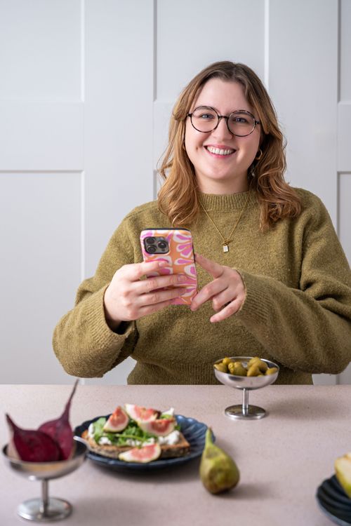 Evelyn Unterfrauner mit Handy in der Hand
