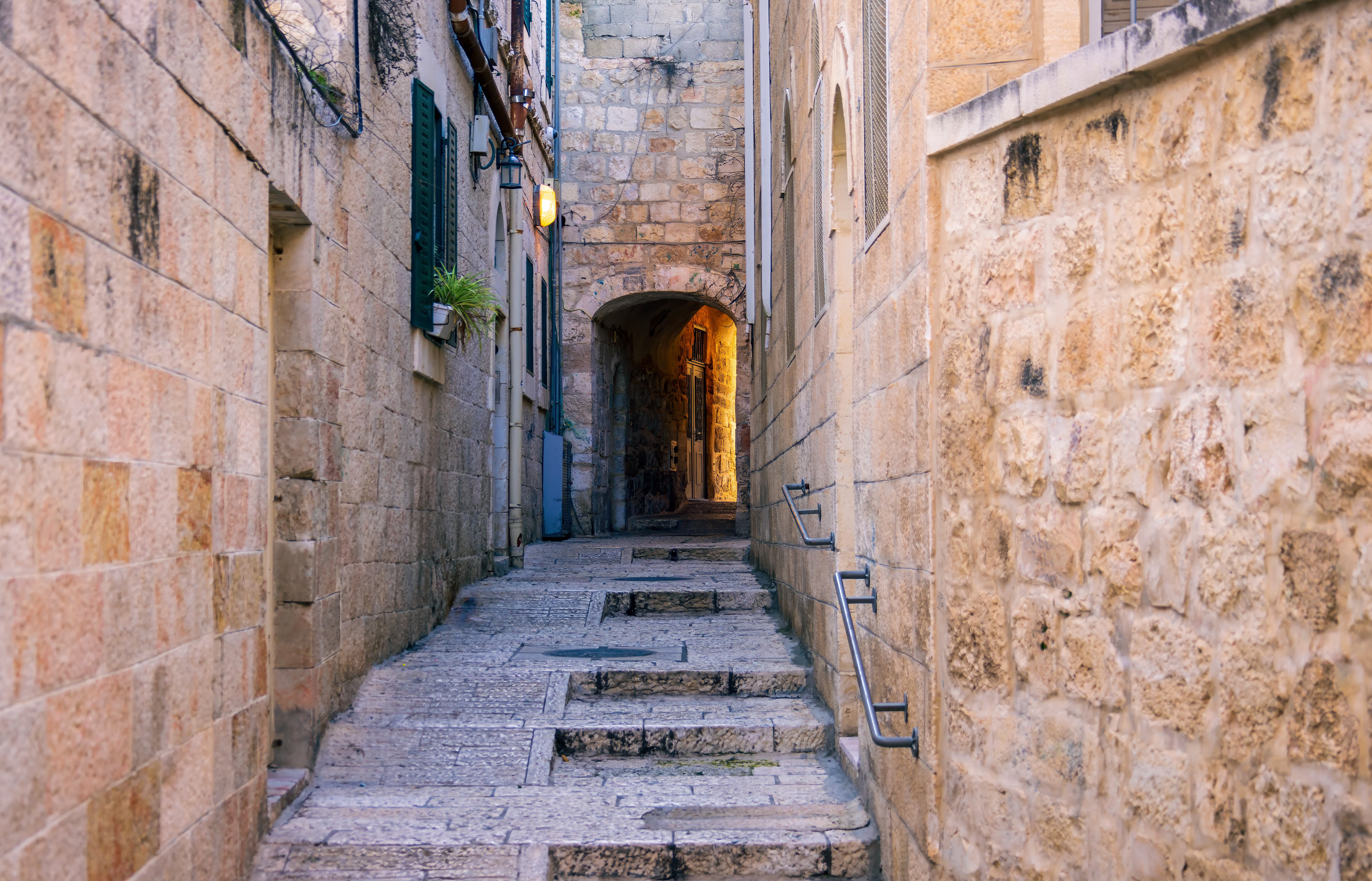 Rua histórica de pedras em Israel