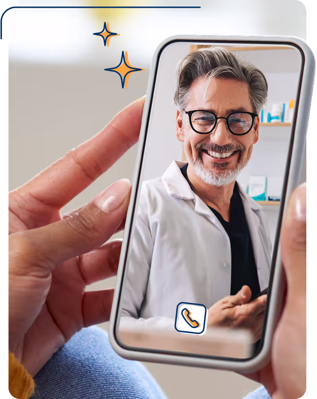 Une main tient un smartphone affichant un vétérinaire souriant en visioconsultation – un symbole moderne du téléconseil vétérinaire accessible depuis chez soi.
