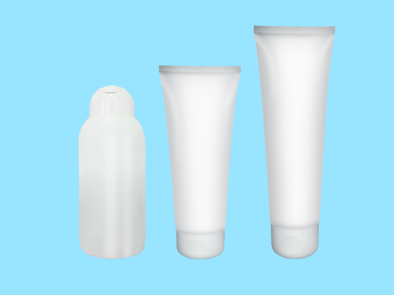 Trois bouteilles blanches de différentes tailles sur fond bleu clair.