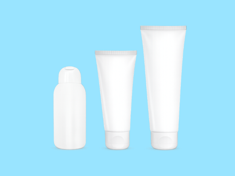Trois bouteilles blanches de différentes tailles sur fond bleu clair.