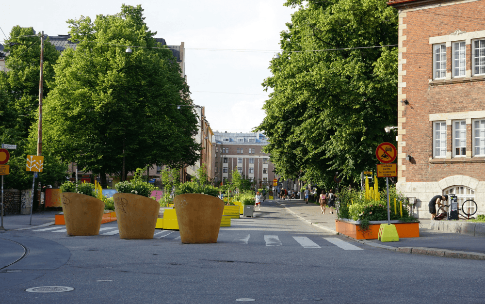 Rue arborée et végétalisée à Helsinki, la végétation urbaine rafraîchit la ville pendant les canicules
