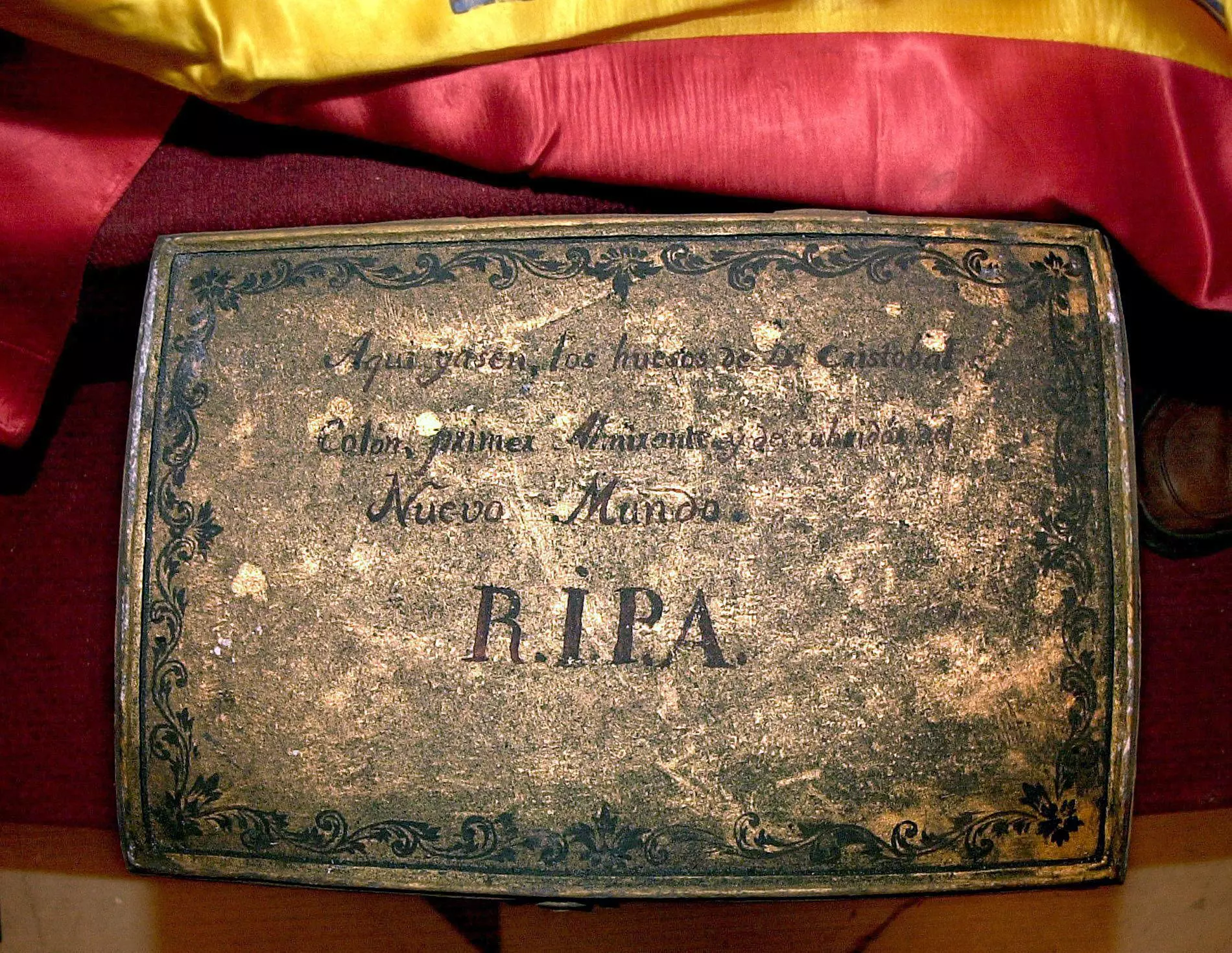 Caja con los restos de Cristóbal Colón, el día que fueron exhumados en Sevilla, en 2003