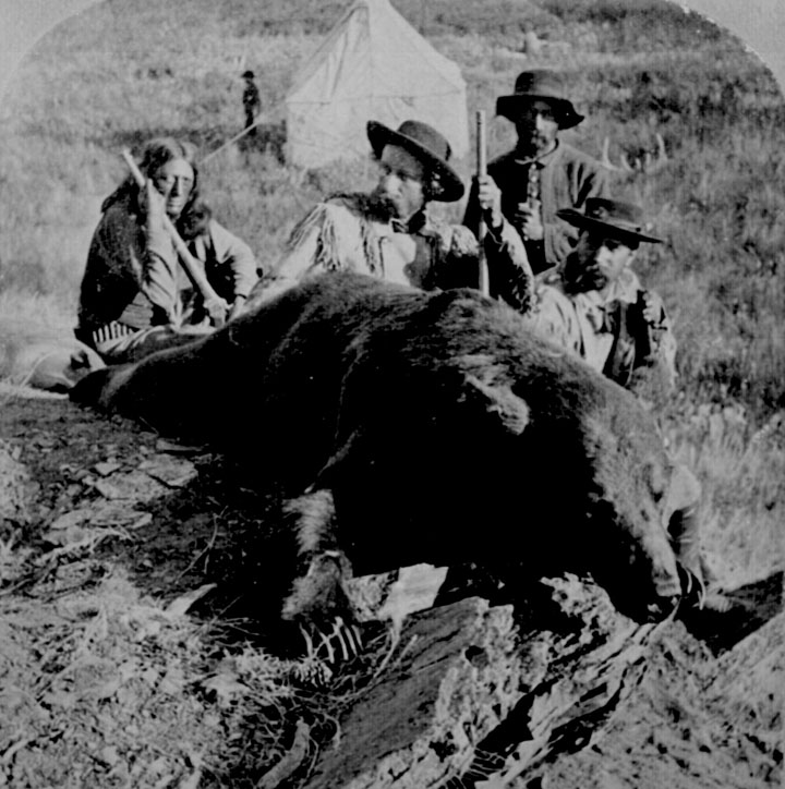 El general Custer con un grizzly que abatió en 1874