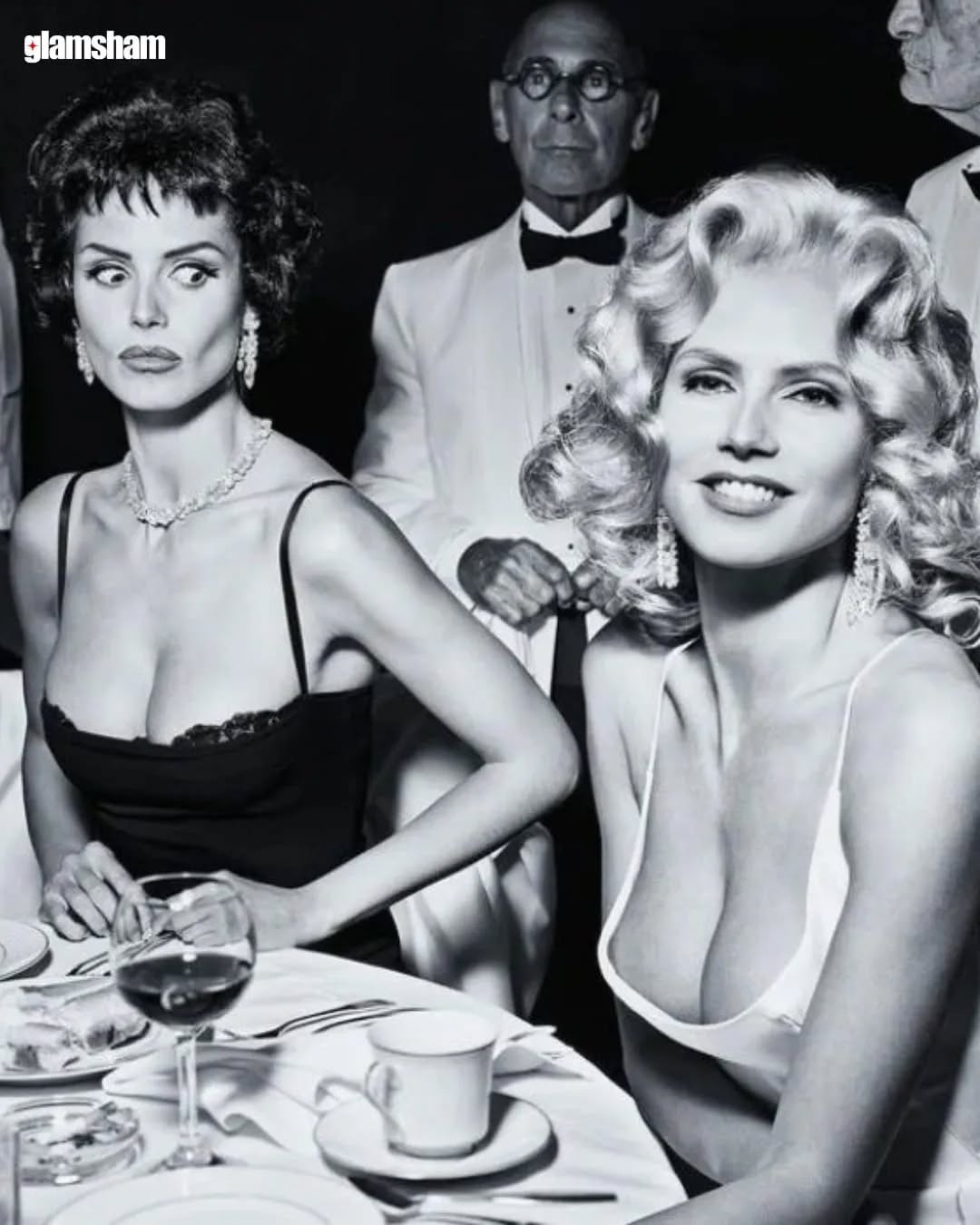 2002 Heidi Klum y una doble de Loren at Romanoff’s por Mark Seliger 