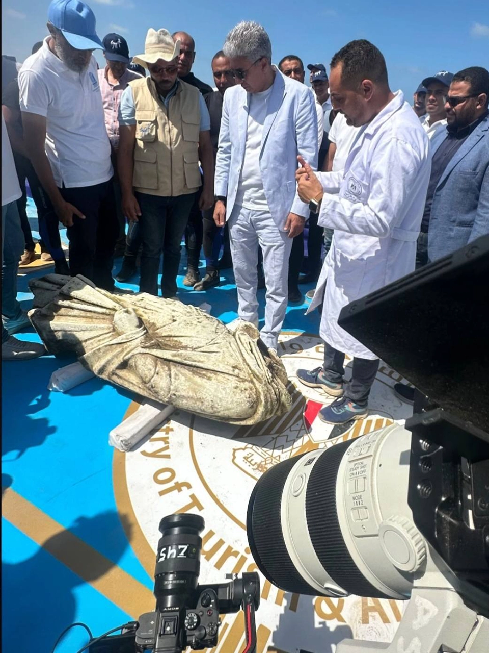 El hallazgo, rescatado con grúas y buzos, incluye estatuas de época ptolemaica y romana, así como esfinges y piezas vinculadas a Ramsés II. No obstante, gran parte del yacimiento permanecerá bajo el agua como patrimonio subacuático.