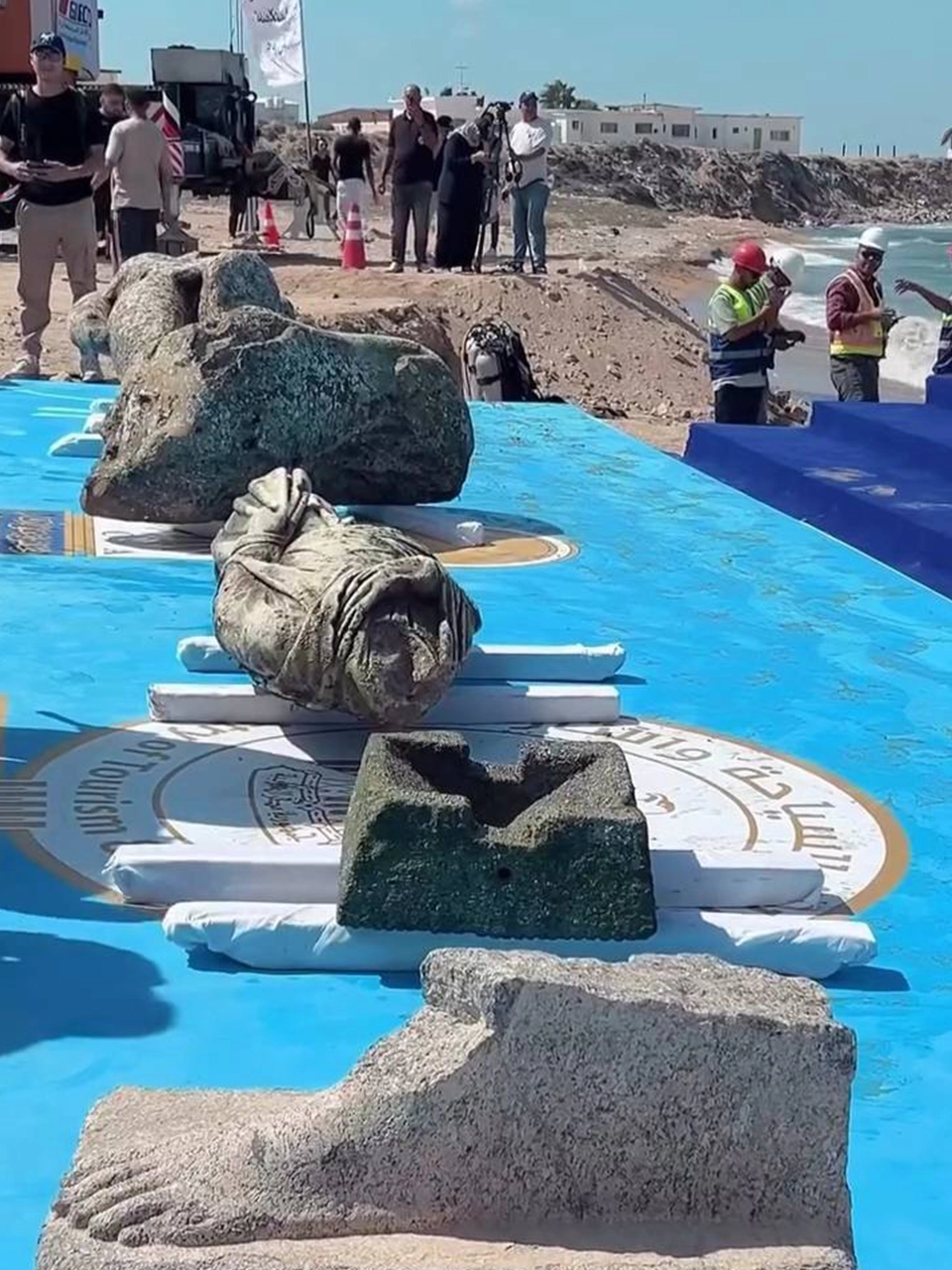 El hallazgo, rescatado con grúas y buzos, incluye estatuas de época ptolemaica y romana, así como esfinges y piezas vinculadas a Ramsés II. No obstante, gran parte del yacimiento permanecerá bajo el agua como patrimonio subacuático.