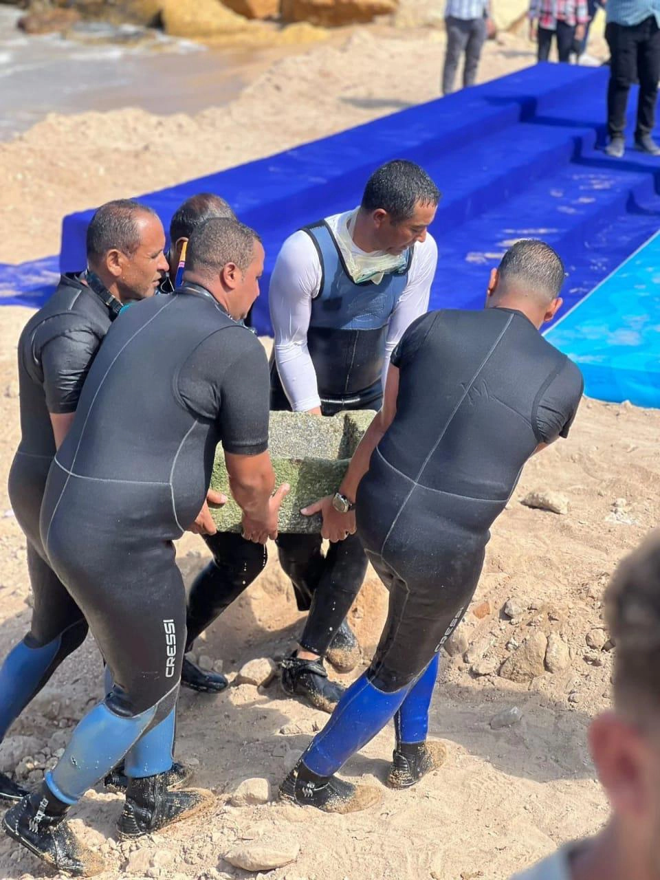 El hallazgo, rescatado con grúas y buzos, incluye estatuas de época ptolemaica y romana, así como esfinges y piezas vinculadas a Ramsés II. No obstante, gran parte del yacimiento permanecerá bajo el agua como patrimonio subacuático.