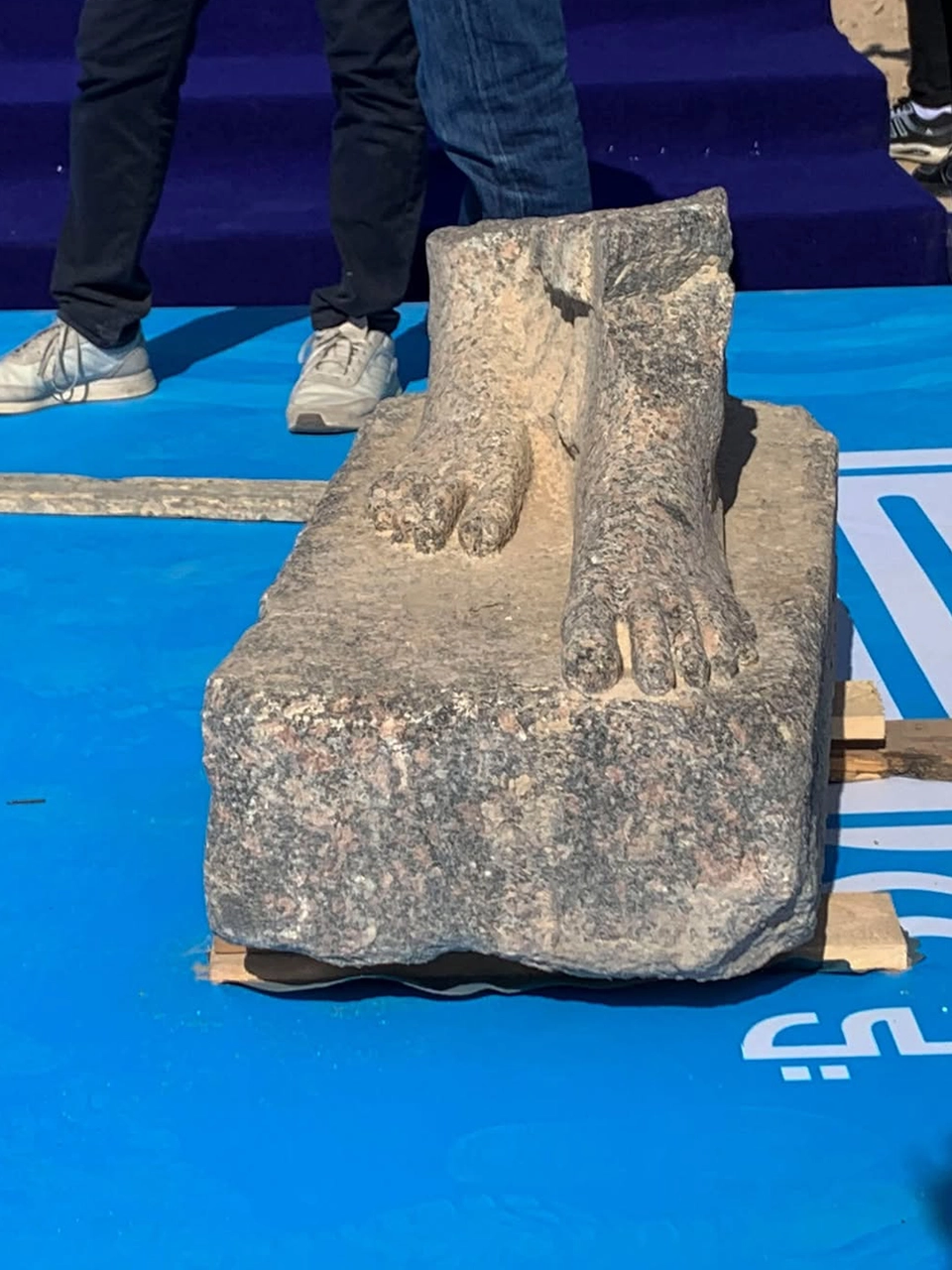 El hallazgo, rescatado con grúas y buzos, incluye estatuas de época ptolemaica y romana, así como esfinges y piezas vinculadas a Ramsés II. No obstante, gran parte del yacimiento permanecerá bajo el agua como patrimonio subacuático.