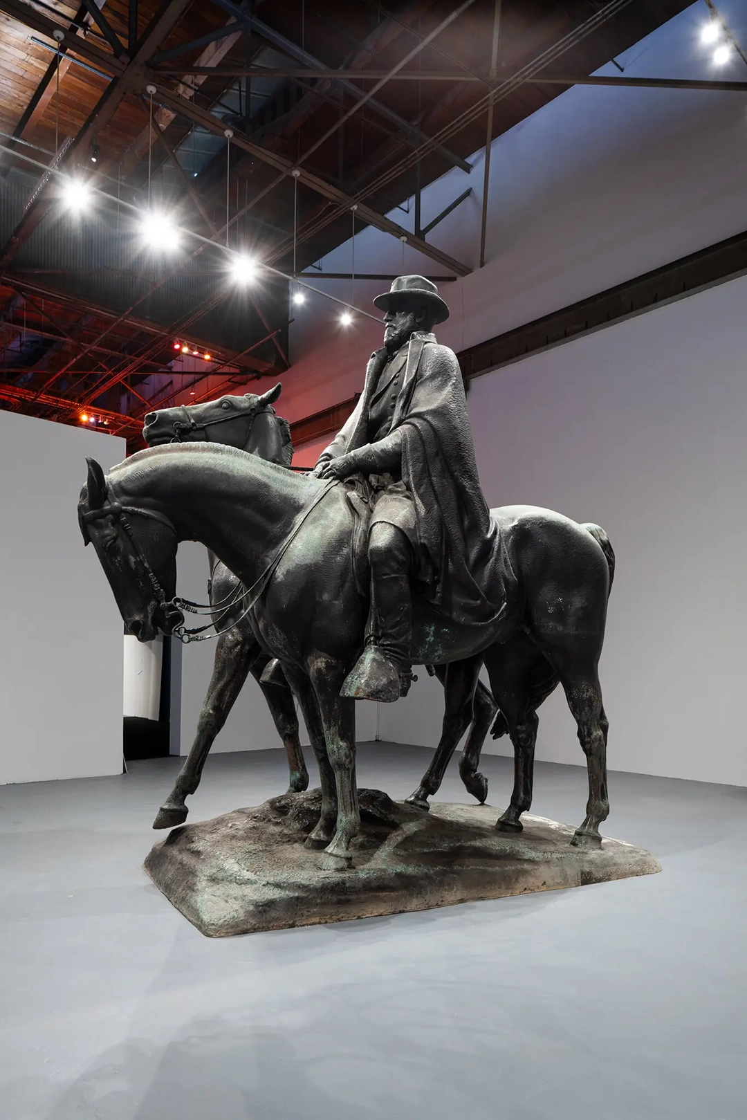 “Monuments nos exige mirar, sin simpatía ni prejuicio, bronces de los que se grita más de lo que se contempla”, escribe nuestro crítico. Crédito: Aleksey Kondratyev para The New York Times.