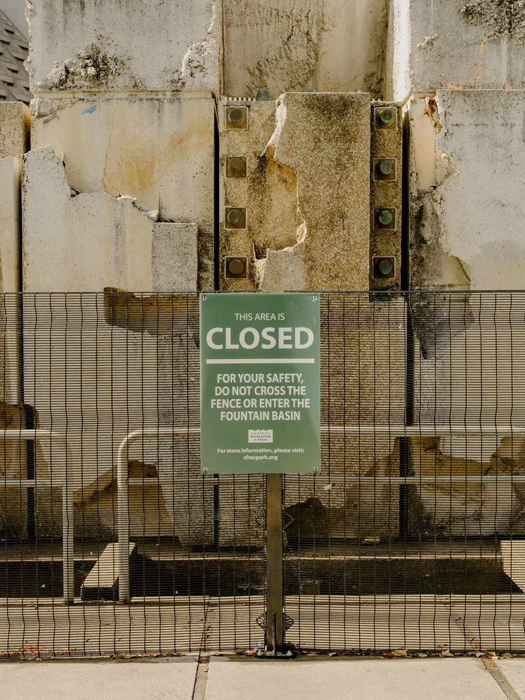 City-sponsored reports say that repairing the fountain would cost $28,951,519. By Aaron Wojack for The New York Times.