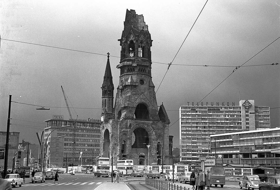 The Kaiser-Wilhelm-Gedächtniskirche before the intervention.