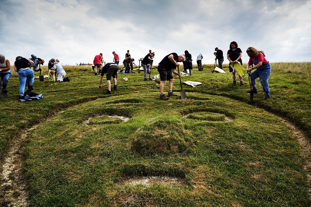 El Gigante de Cerne Abbas cumple un siglo bajo la custodia del National Trust, mientras los voluntarios se disponen a repasar y renovar sus antiguos contornos de tiza.