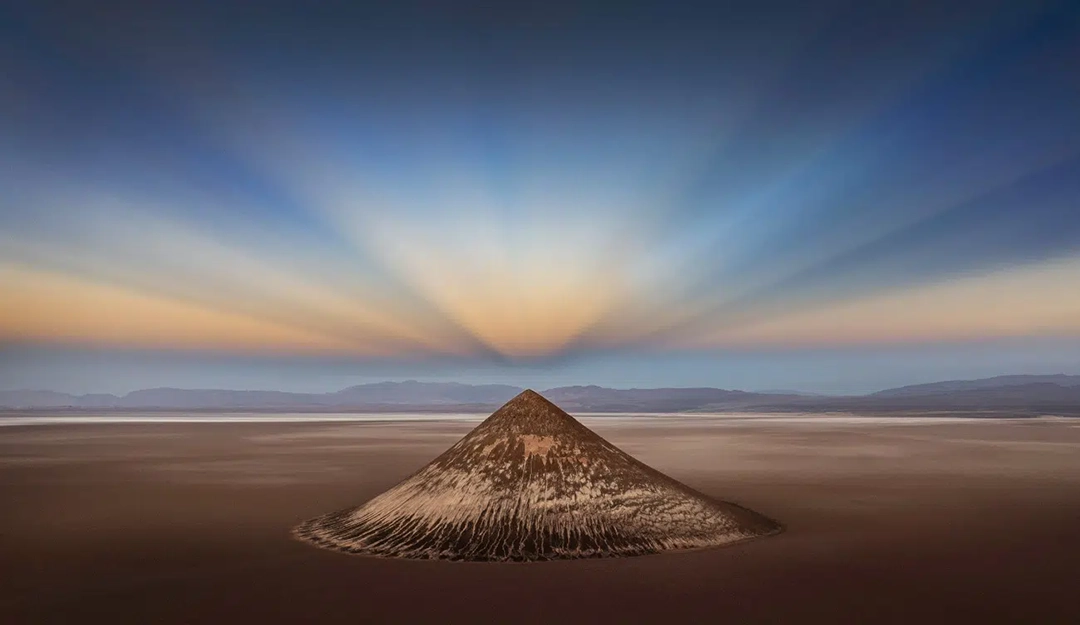 Cono de Arita, de Ignacio Palacios. Ganador IAPOTY 2025. Rayos anticrepusculares en el Cono de Arita, La Puna, Argentina.