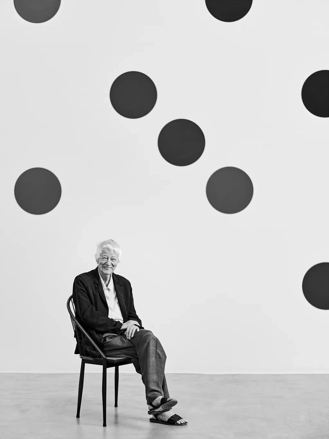 Bridget Riley in front of the wall painting 'Dancing to the Music of Time', 2023, Galerie Max Hetzler, Berlin. Photo Holger Niehaus.