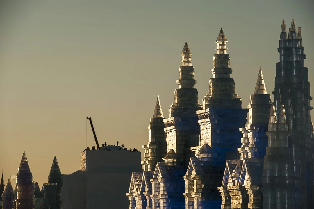 El sol se refleja en esculturas de hielo en el parque Ice and Snow World, 23 de diciembre de 2018. The Atlantic.
