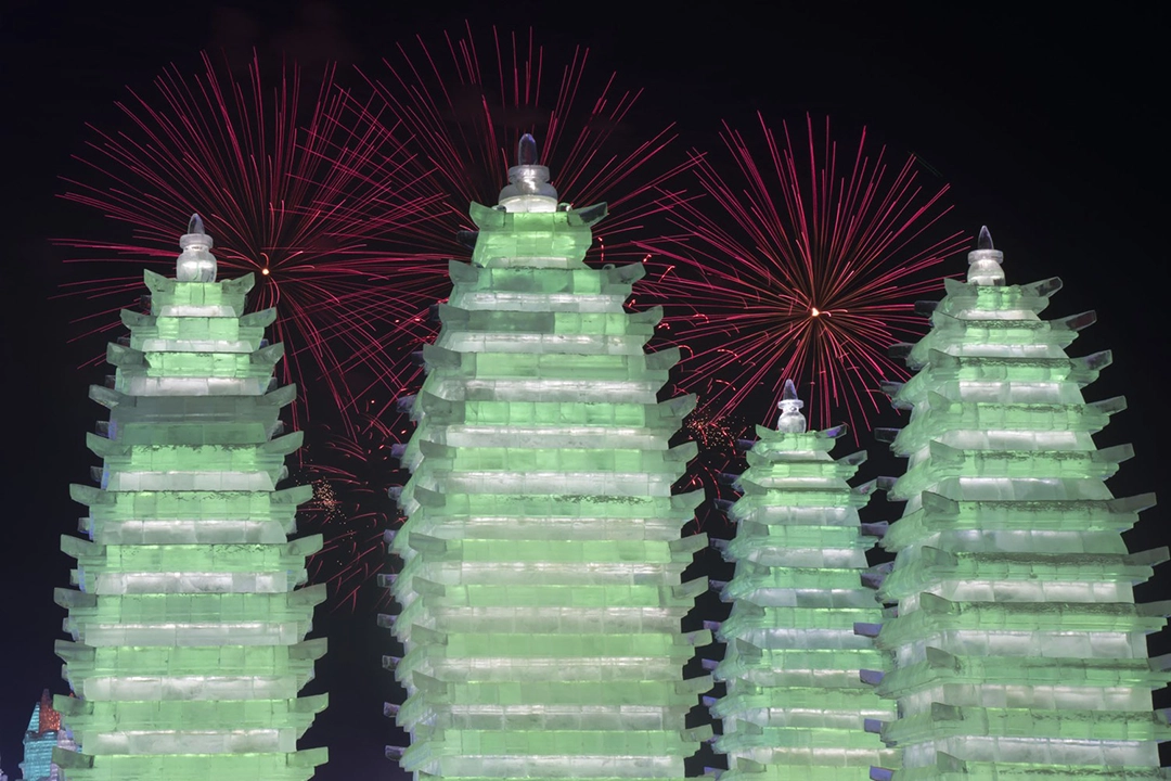 Turistas observan los fuegos artificiales el 5 de enero de 2019 en Harbin, China. The Atlantic.
