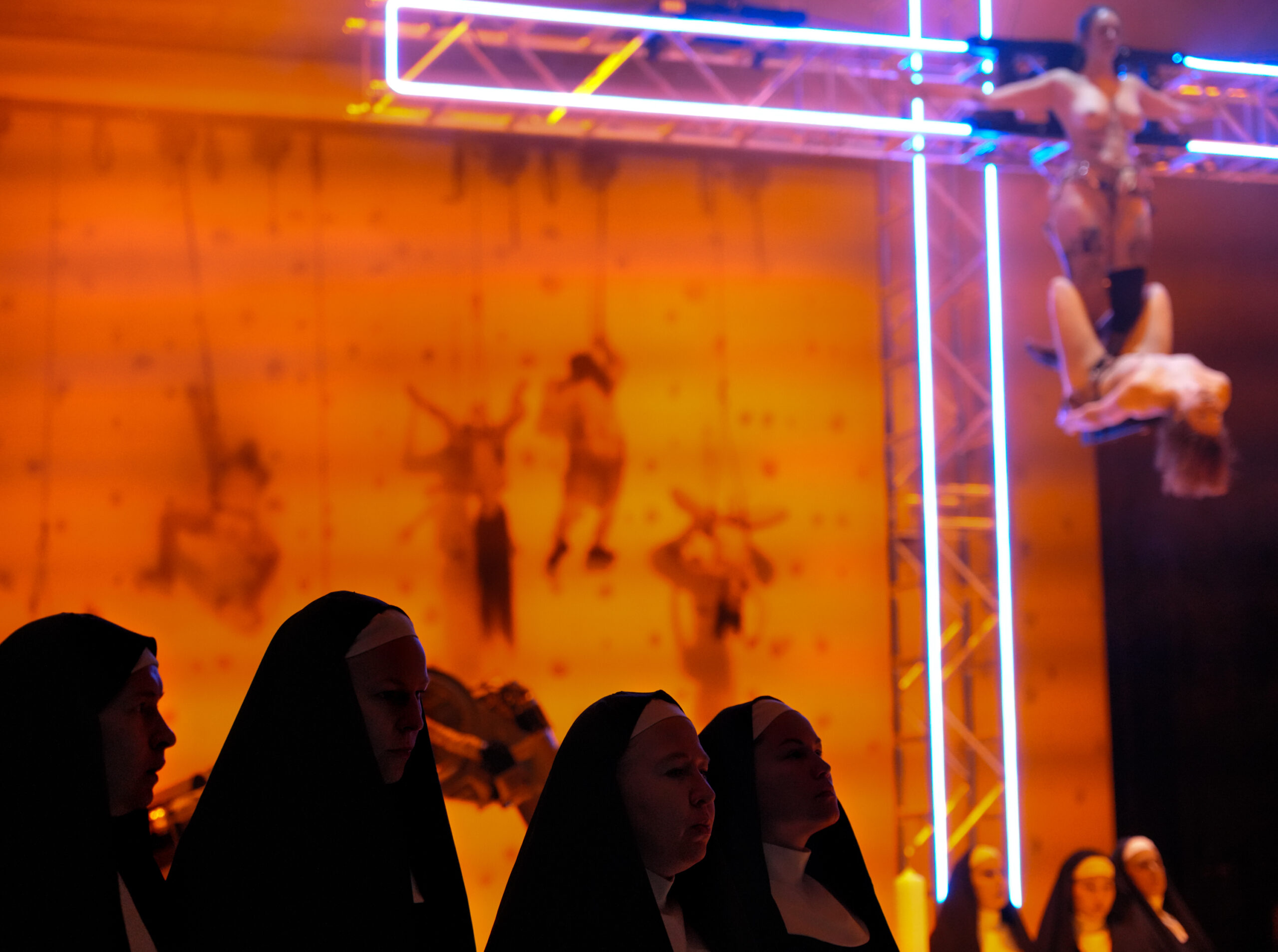 Sancta by Florentina-Holzinger © Nicole Marianna Wytyczak. In the photo Netti Nueganen and Jasko Fide (Saengerinnendes Mecklenbrurgischen Staatstheaters)