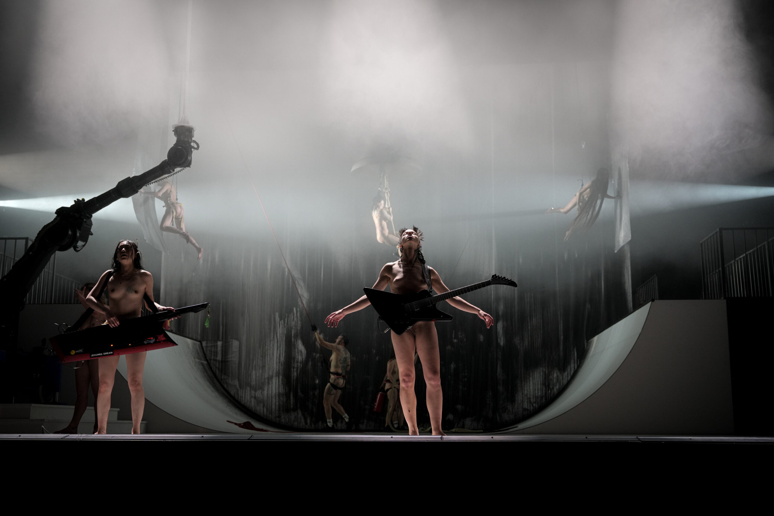 Sancta by Florentina-Holzinger © Nicole Marianna Wytyczak. In the photo Blathin Eckhardt, Otay Onii, Luz de Luna Duran and Xana Novais