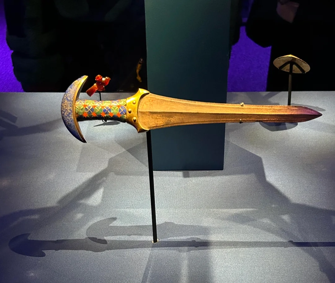 Dagger of Princess Ita. Gold, bronze, lapis lazuli, carnelian. Ramses and the Pharaohs’ Gold exhibition at Battersea.