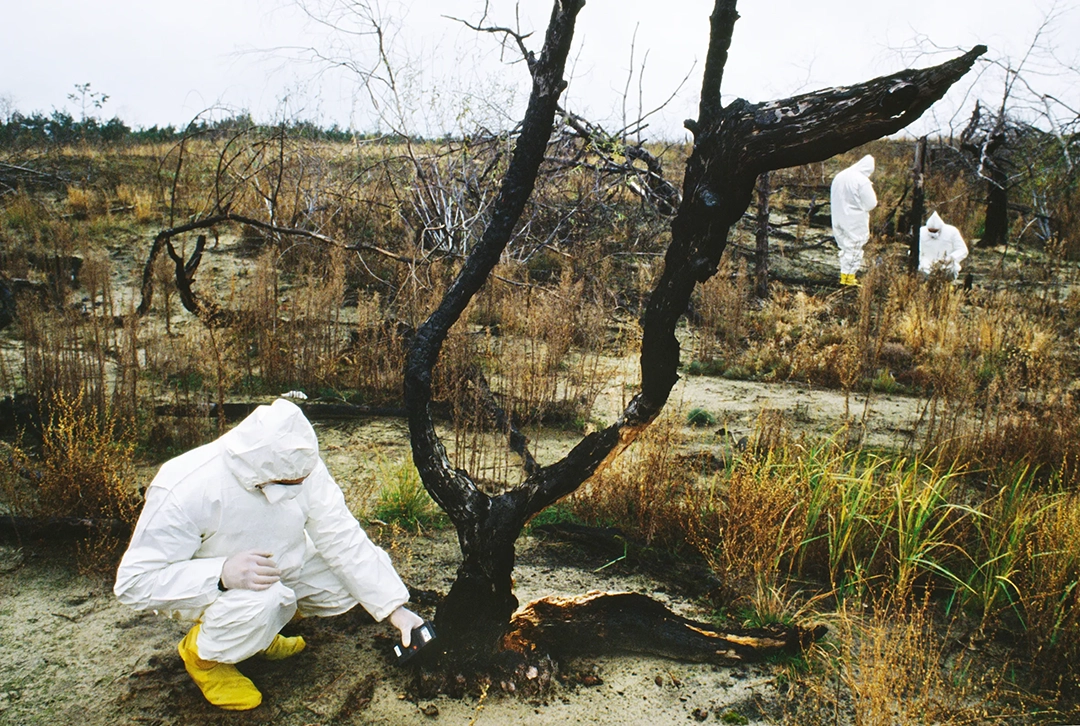 Scientists monitor radiation in the Red Forest in 1993. © Gerd Ludwig, 1993