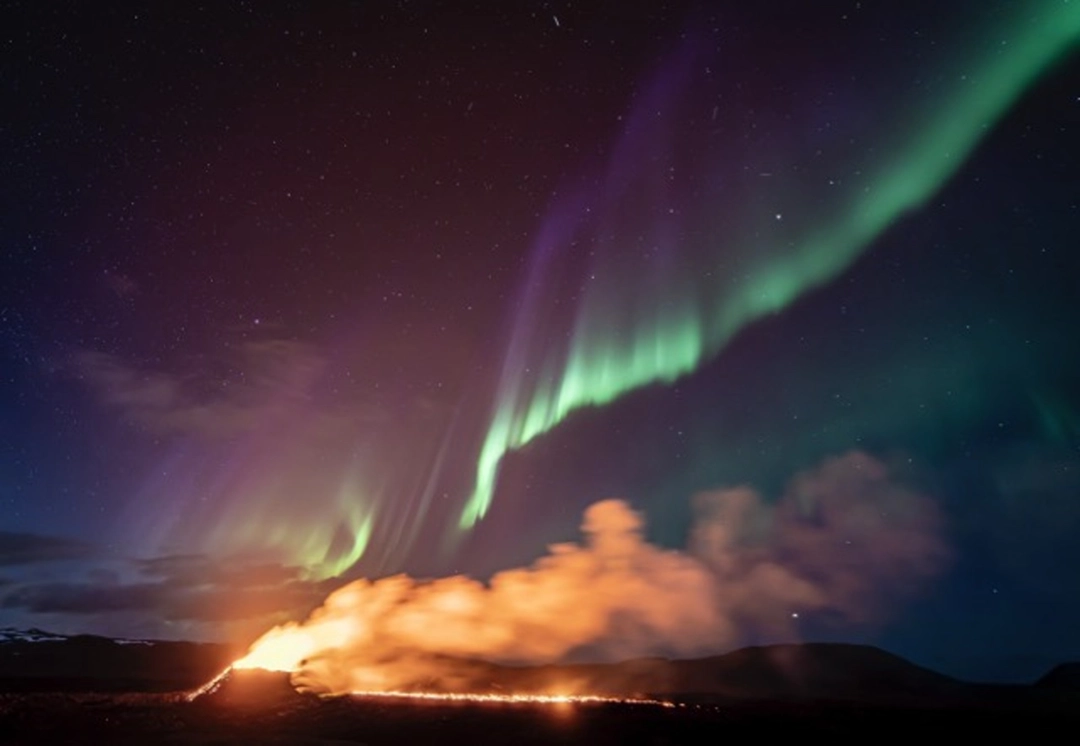 Marco Di Marco: Icelandic Elements | Magma et aurore boréale, Islande, 2024 | Catégorie - Régions polaires | Mention d’honneur