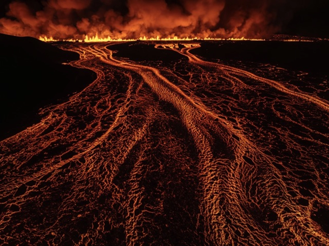 Marco Di Marco: A Powerful Beginning | Éruption du système volcanique de Svartsengi, Islande, 2024 | Catégorie - Régions polaires | Mention d’honneur