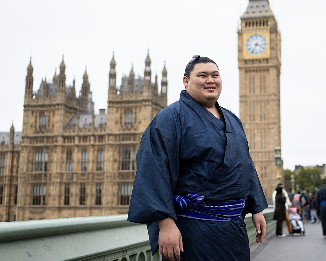 Sumo champion Onosato, who holds the highest sumo wrestler rank of yokozuna, on Sunday morning strolled around London’s Royal Albert Hall, the venue for the upcoming Grand Sumo Tournament in the British capital later this week.