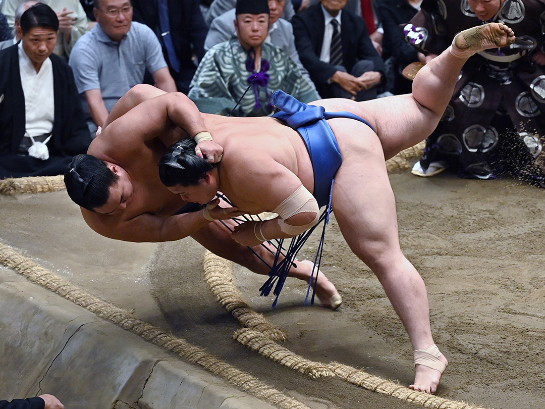 Ōnosato Daiki (right) throws Hōshōryū Tomokatsu in the playoff of the Grand Sumo Autumn Tournament in Japan in September. Photograph: The Asahi Shimbun/Getty Images