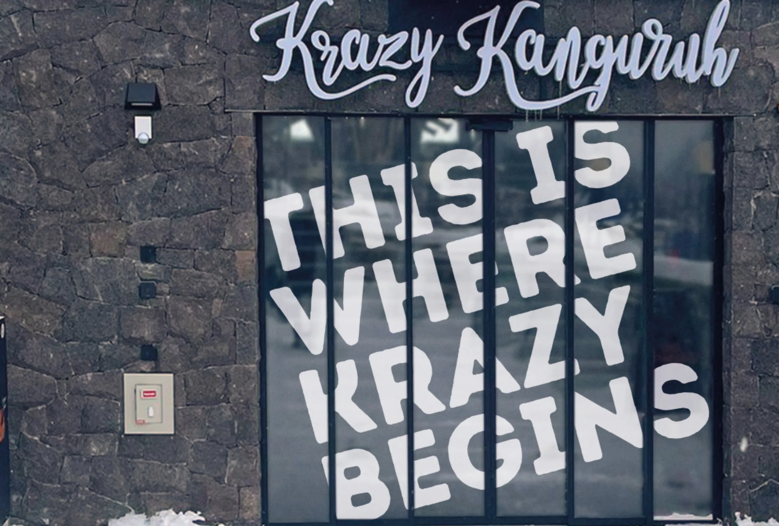 Krazy Kanguruh Eingang mit Beklebung „This is where Krazy begins.“
