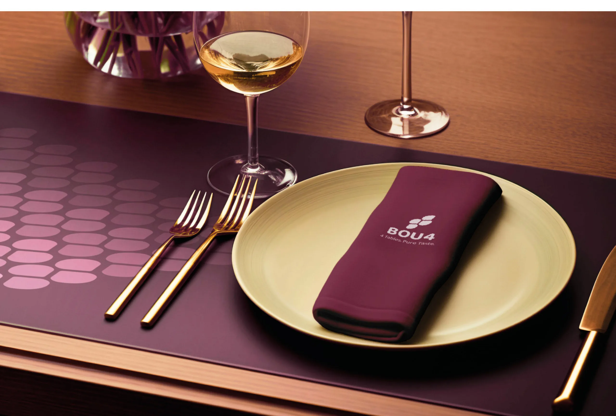BOU4 Tischset mit Muster und Serviette mit Logo
