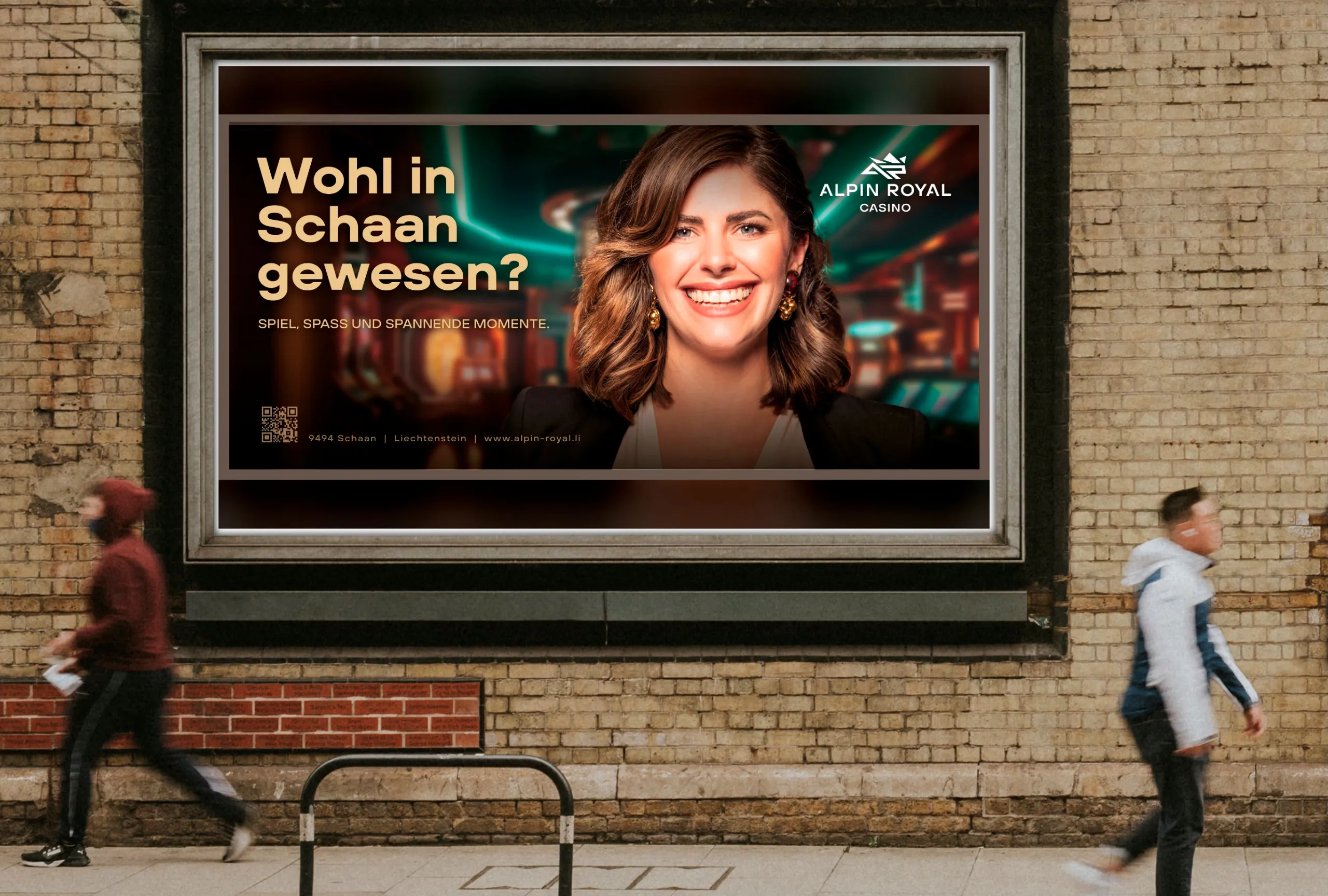 Casino Alpin Royal 24-Bogen-Plakat „Wohl in Schaan gewesen?“ auf einer Plakatwand (Mockup)
