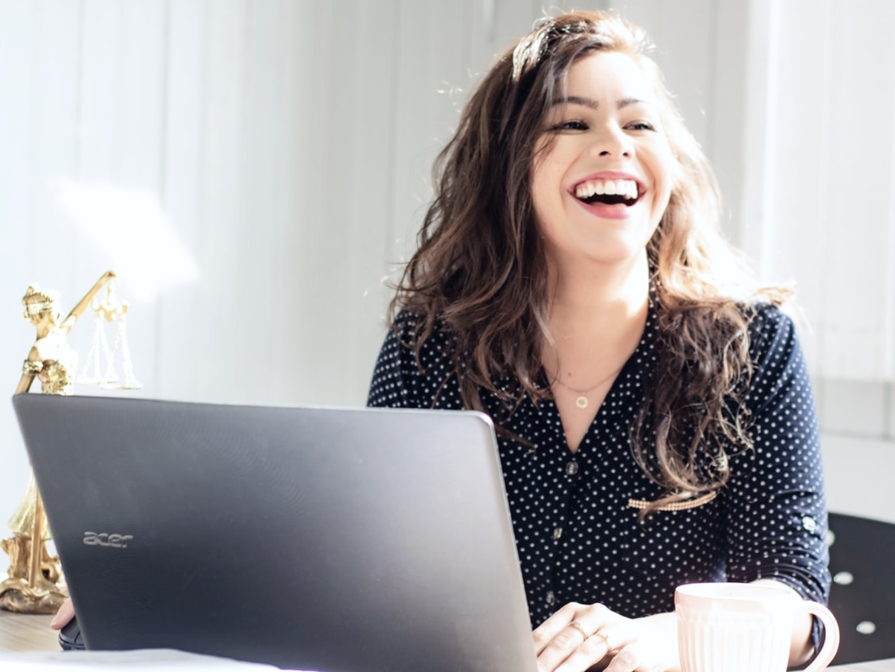 Abogada utilizando el software Qmpliance.