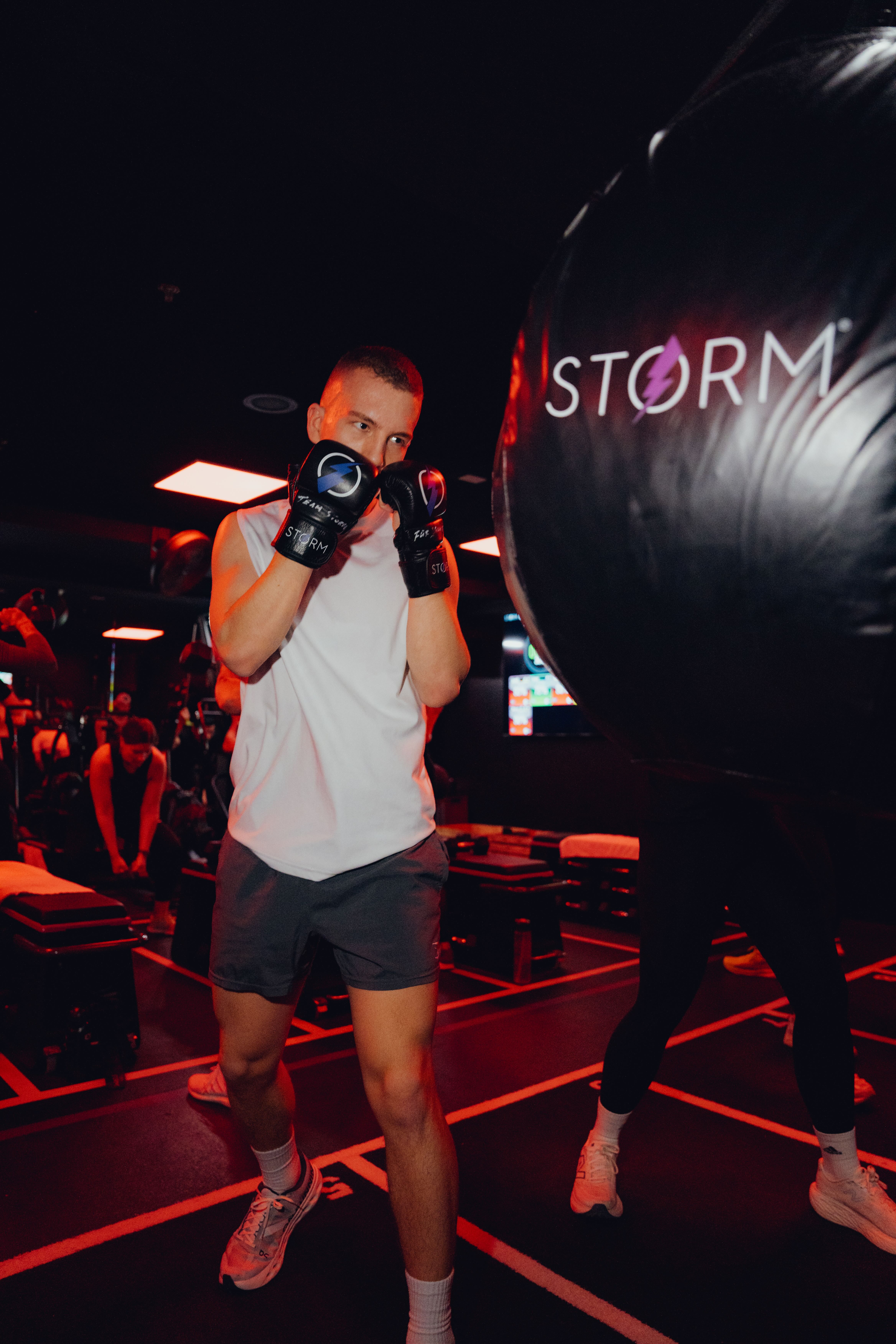 Mehrere Personen befinden sich in einem STORM Gruppenkurs Raum, in dem die Herzfrequenz-Tracking-Technologie verwendet wird.