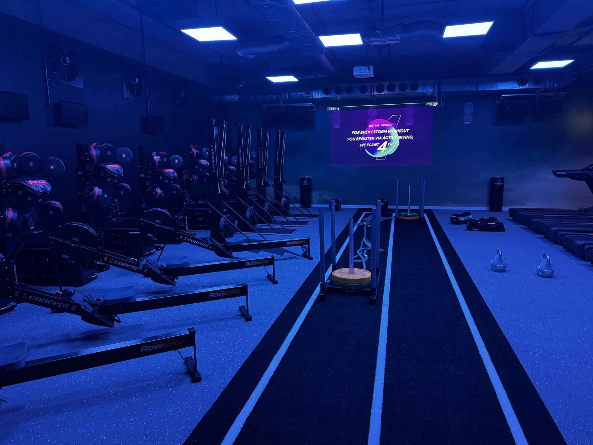 Mehrere Personen befinden sich in einem STORM Gruppenkurs Raum, in dem die Herzfrequenz-Tracking-Technologie verwendet wird.