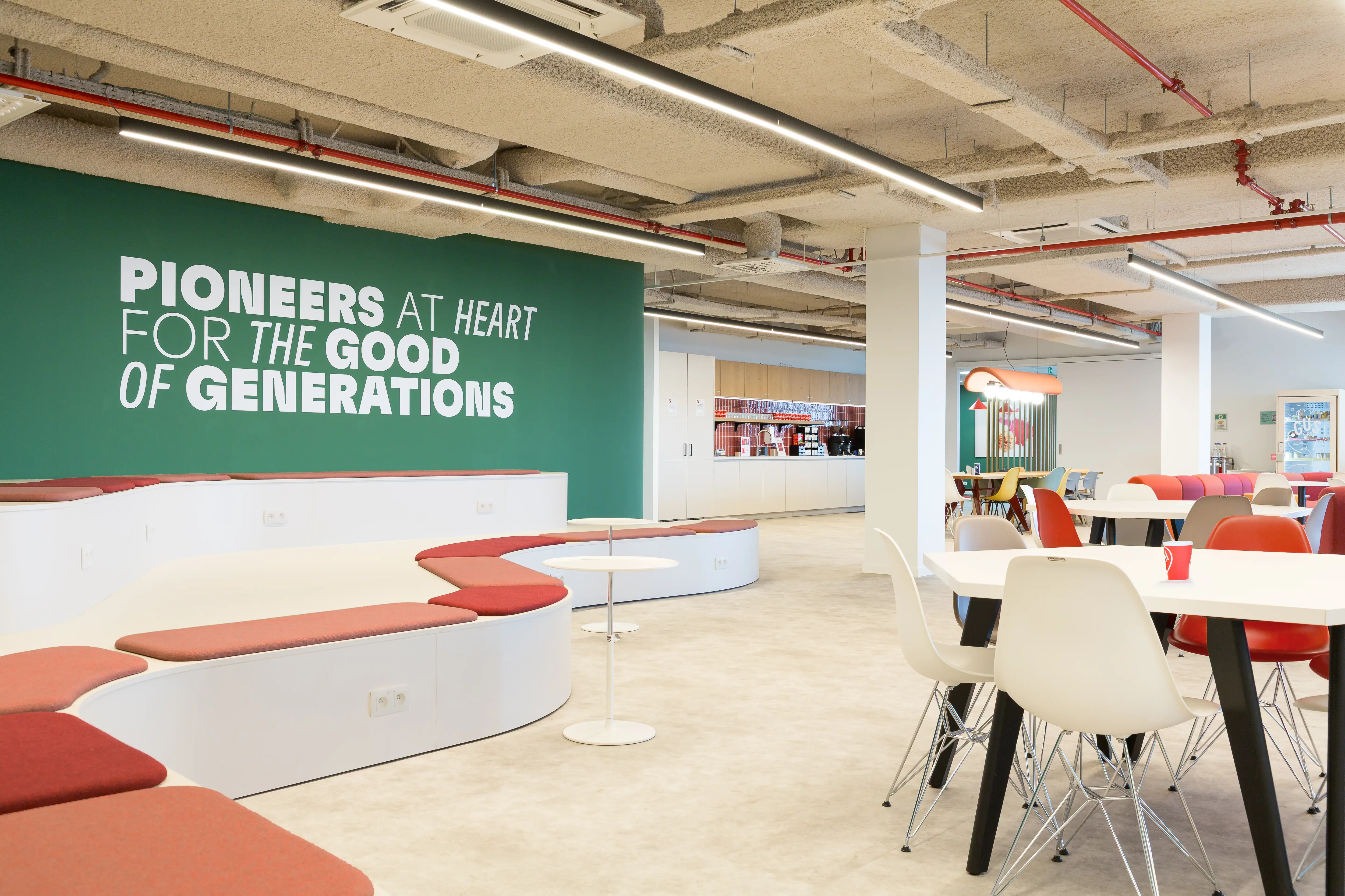 Espace communautaire avec tribune dans les bureaux de Henkel à Bruxelles rénové par Space Refinery