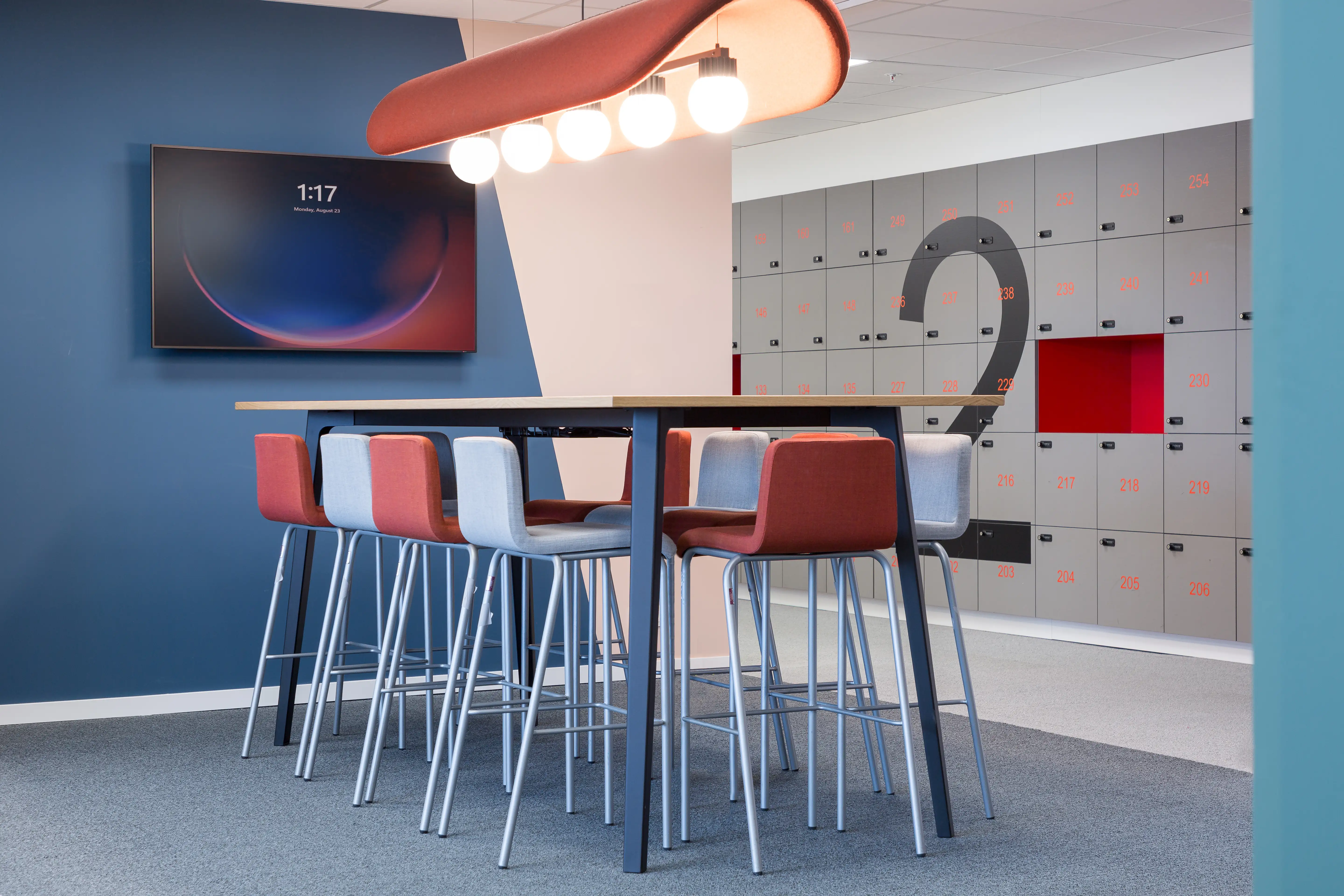 Coin de réunion pour les personnes debout et les chaises hautes dans les bureaux de Henkel à Bruxelles, rénovés par Space Refinery